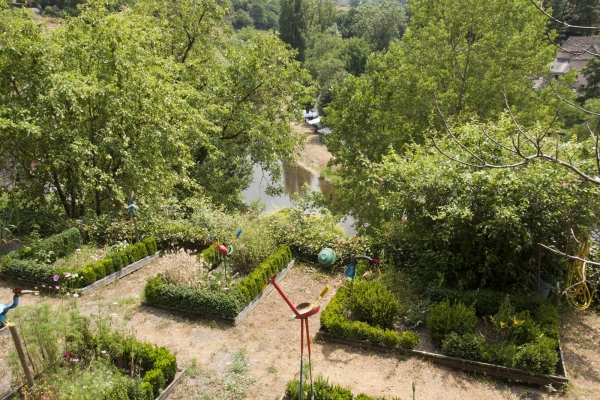 Een mooie tuin in het dorp Belcastel in het zuiden van Frankrijk