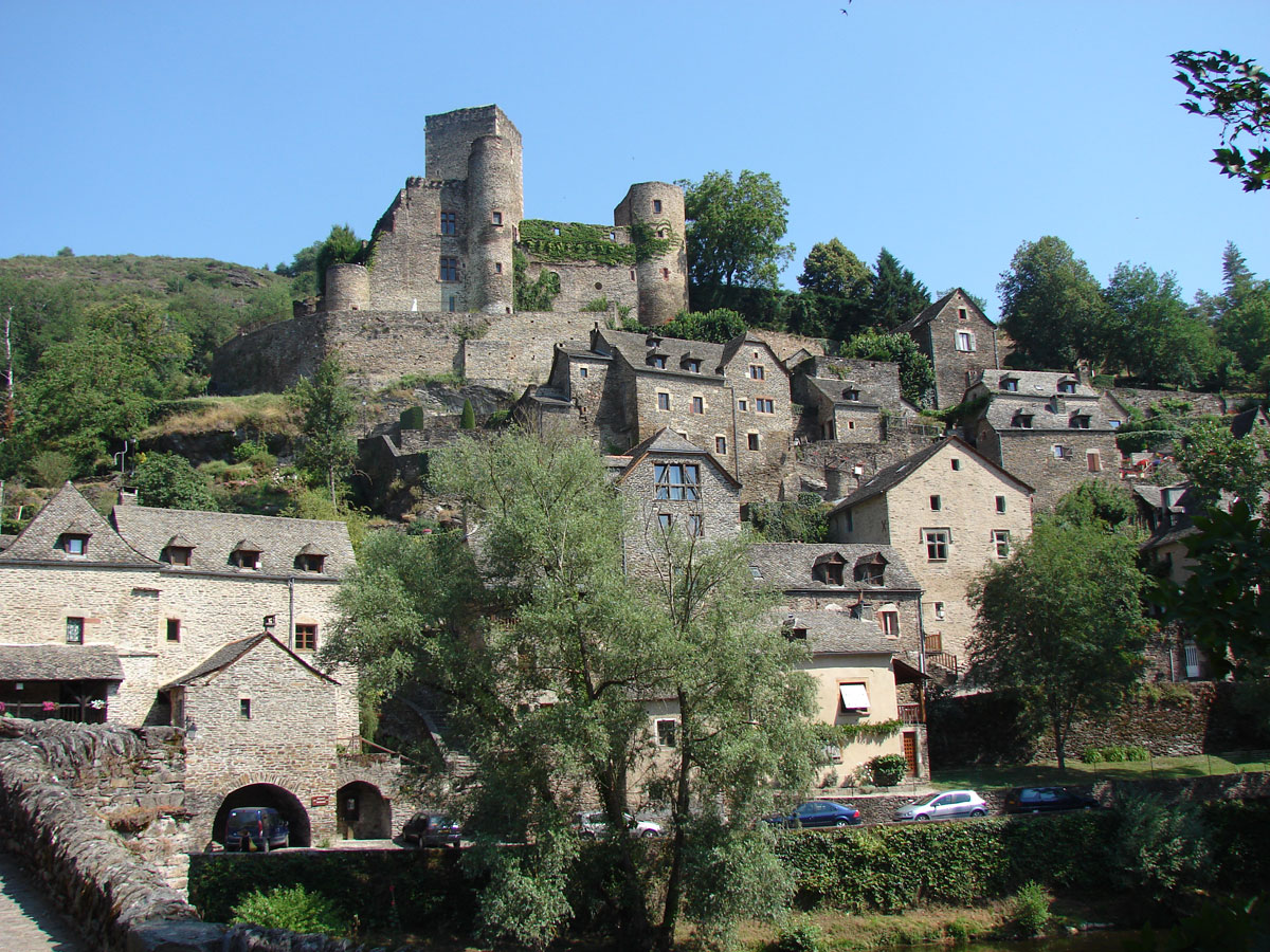 Het dorp Belcastel in het zuiden van Frankrijk