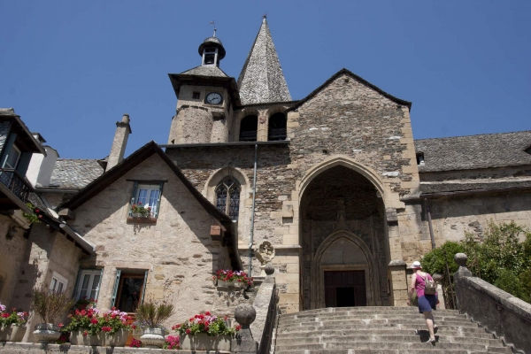 De oude priorij kerk in Estaing, Aveyron Frankrijk