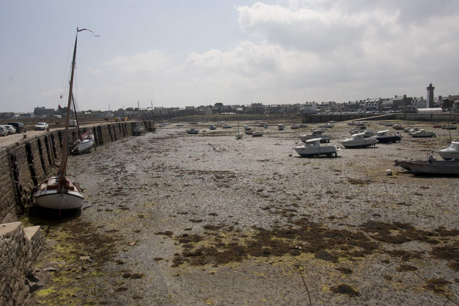 Drooggevallen boten in de haven van Roscoff in Bretagne