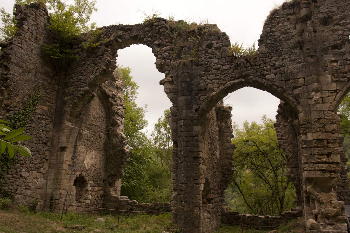 De ruïne van de oude kerk in Peyrusse le Roc