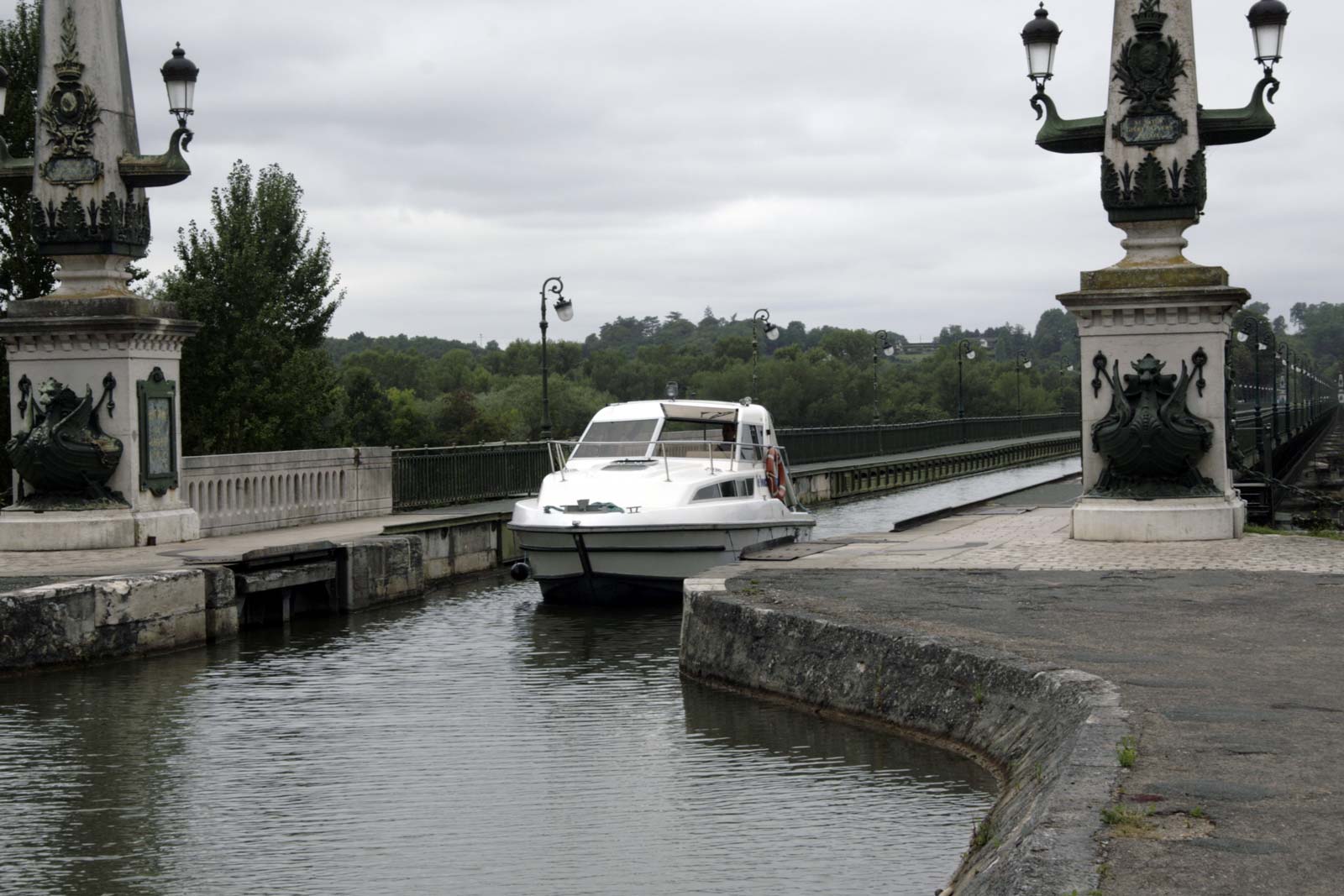 Bootje op de Pont Canal de Briare