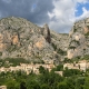Het dorp Moustiers Sainte-Marie in de Provence in Frankrijk