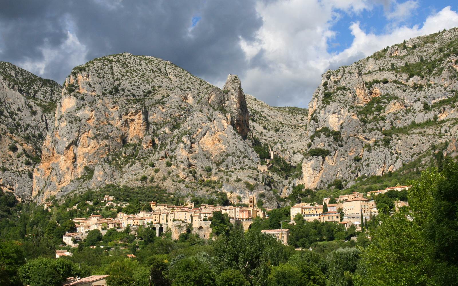 Het dorp Moustiers Sainte-Marie in de Provence in Frankrijk