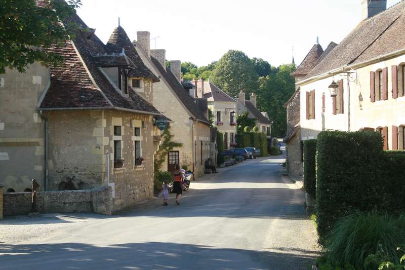 apremont-sur-allier-straatje-met-restaurant