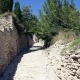 Steil straatje in Gordes, een dorp in de Provence