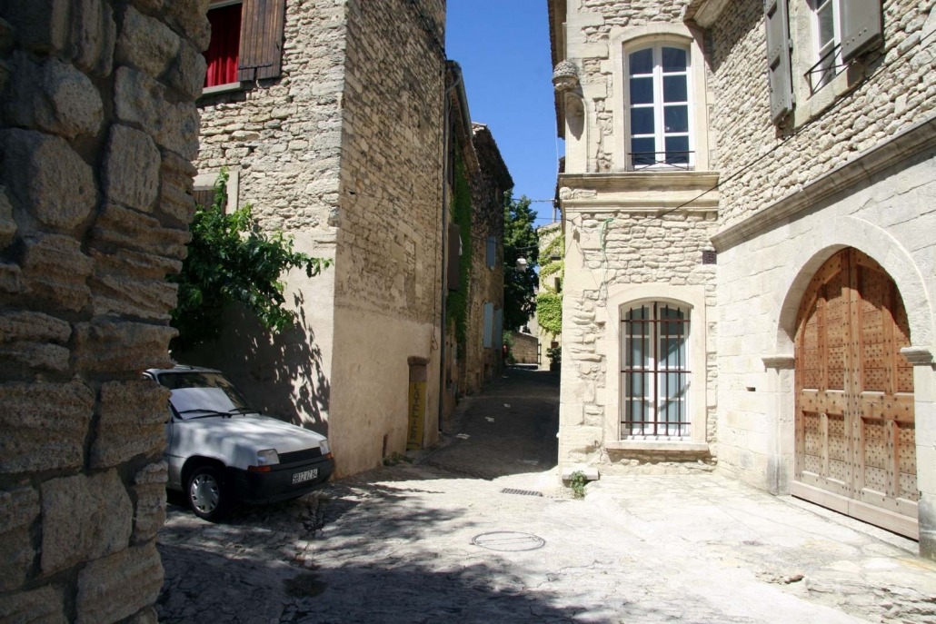 Straatje in het dorp Gordes in het zuiden van Frankrijk