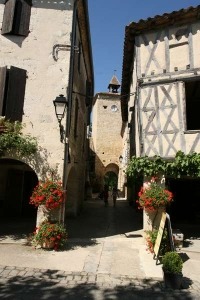 Straatje met de tour d'horloge in Fourcès, armagnac