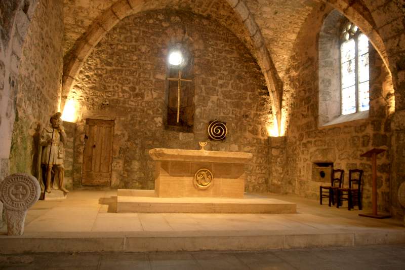 La-Couvertoirade-Aveyron-beaux-village-kerk-interieur