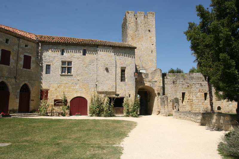 Larressingle-beaux-village-armagnac-plein-poort