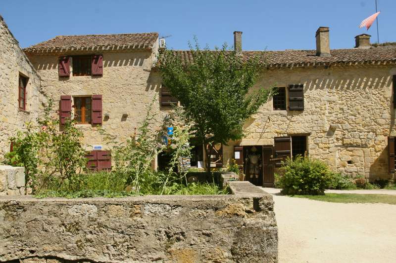 Larressingle-beaux-village-armagnac-plein-winkeltje