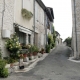 Straatje met bloemen in Lauzerte een dorp in Frankrijk
