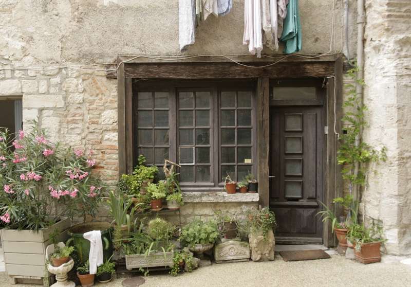 Lauzerte-tarn-et-garonne-straatje-deur-bloemen1