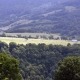 Uitzicht op een dal vanaf Salers in de Franse streek Auvergne