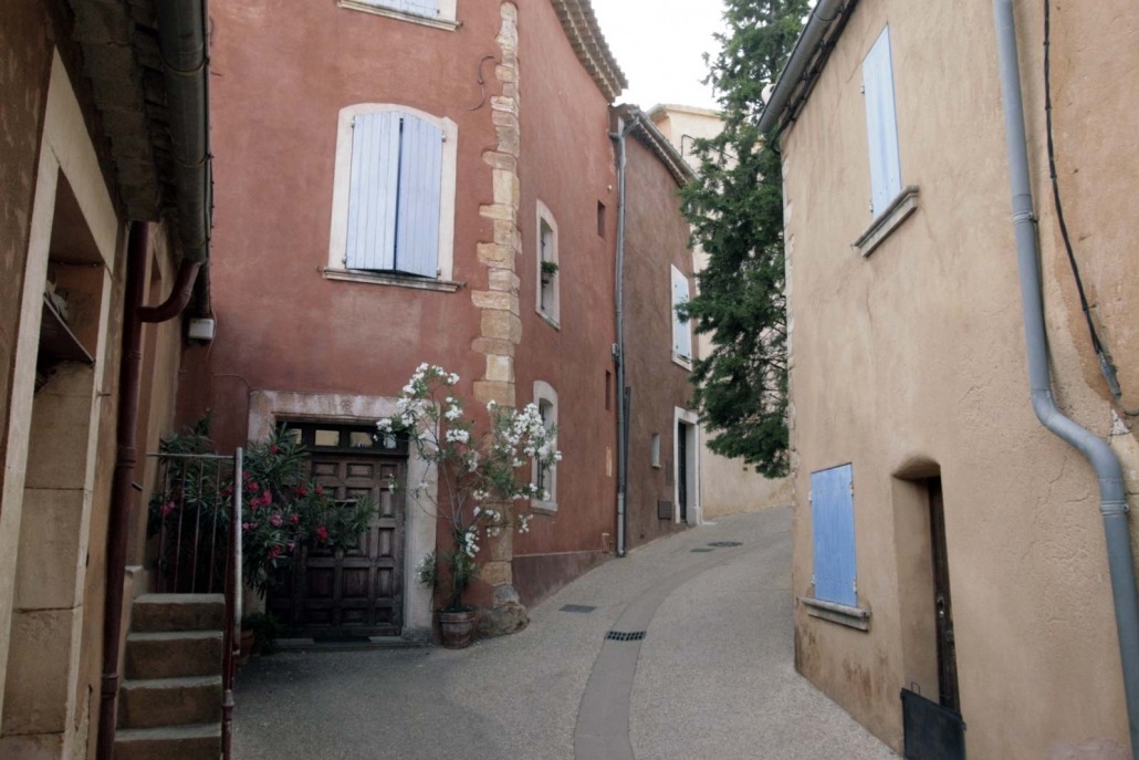 Straatje in Roussillon in de Luberon