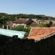 Daken en kat in het dorp Lautrec in Frankrijk