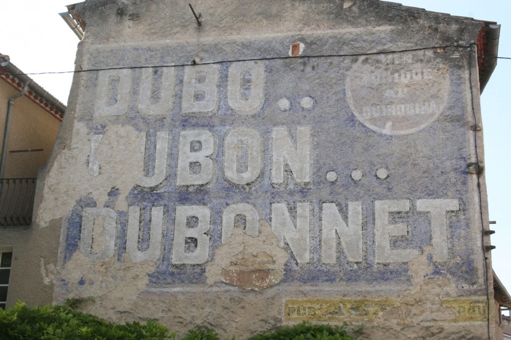 Oude reclame op huis in het dorp Lautrec in Frankrijk