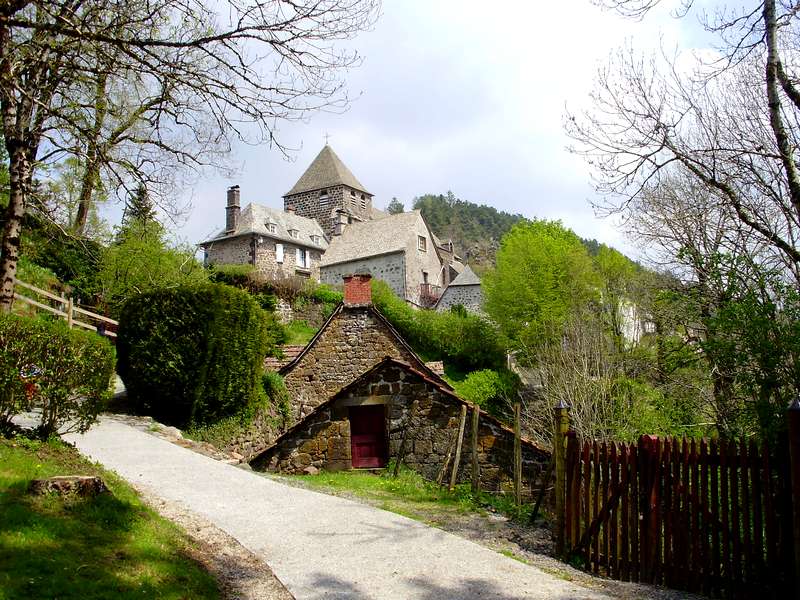 tournemire-beaux-villages-auvergne-kerk