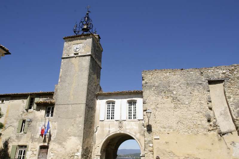 menerbes-dorp-provence-vaucluse-poort-kerk