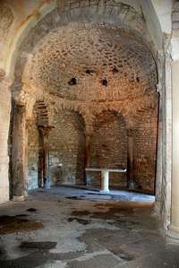 Het interieur van de doopkapel in Venasque, Vaucluse Frankrijk