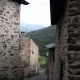 Uitzicht vanaf een straatje in Evol een mooi dorp in Frankrijk
