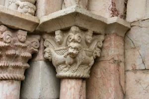 Kapiteel met fantasiefiguur naast de ingang van de kerk van Villefrance de Conflent 