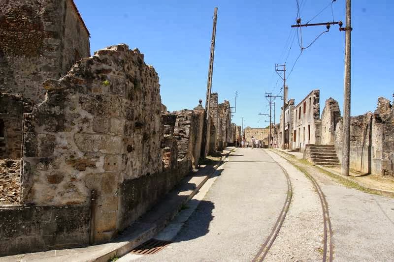 Straat met ruïnes en trambaan in Oradour-sur-Glane in Frankrijk