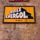Reclame van olie op de muur van de garage van Oradour-sur-Glane, Frankrijk