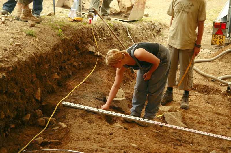 Archeologe aan het werk met opgraven op Mont Beuvray in Bourgondië Frankrijk Archeologe aan het werk met opgraven op Mont Beuvray in Bourgondië Frankrijk