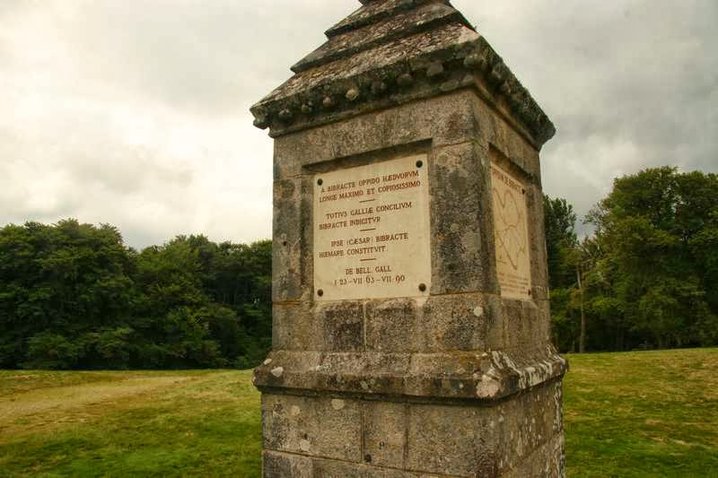 Monument voor Caesar op Mont Beuvray in Bourgondië Frankrijk