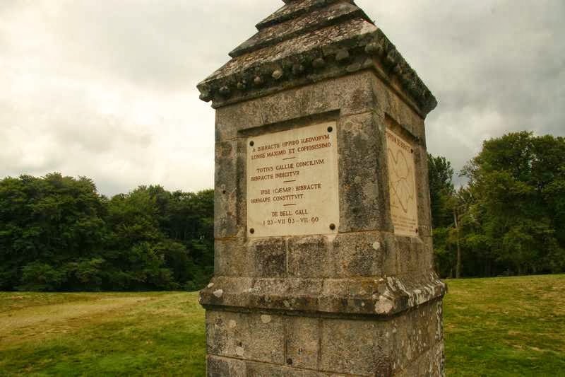 Monument voor Caesar op Mont Beuvray in Bourgondië Frankrijk Monument voor Caesar op Mont Beuvray in Bourgondië Frankrijk