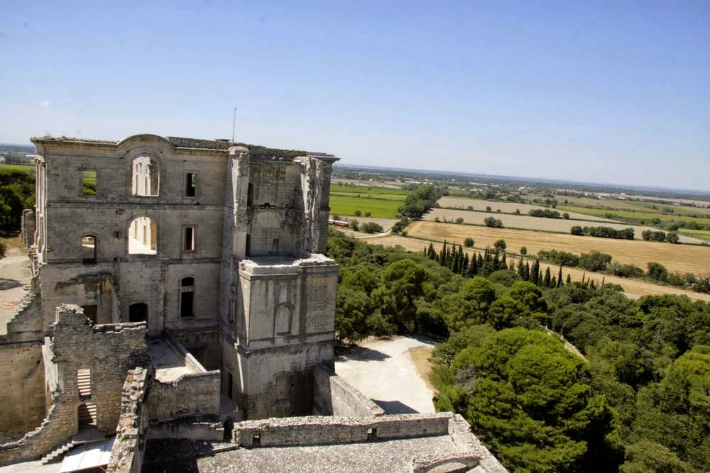 De abdij van montmajour bij Arles in het zuiden van Frankrijk
