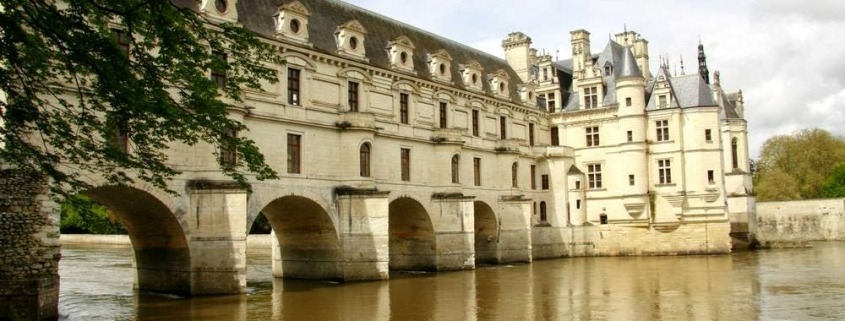 Het kasteel Chenonceau is gebouwd over de rivier de Cher in Frankrijk