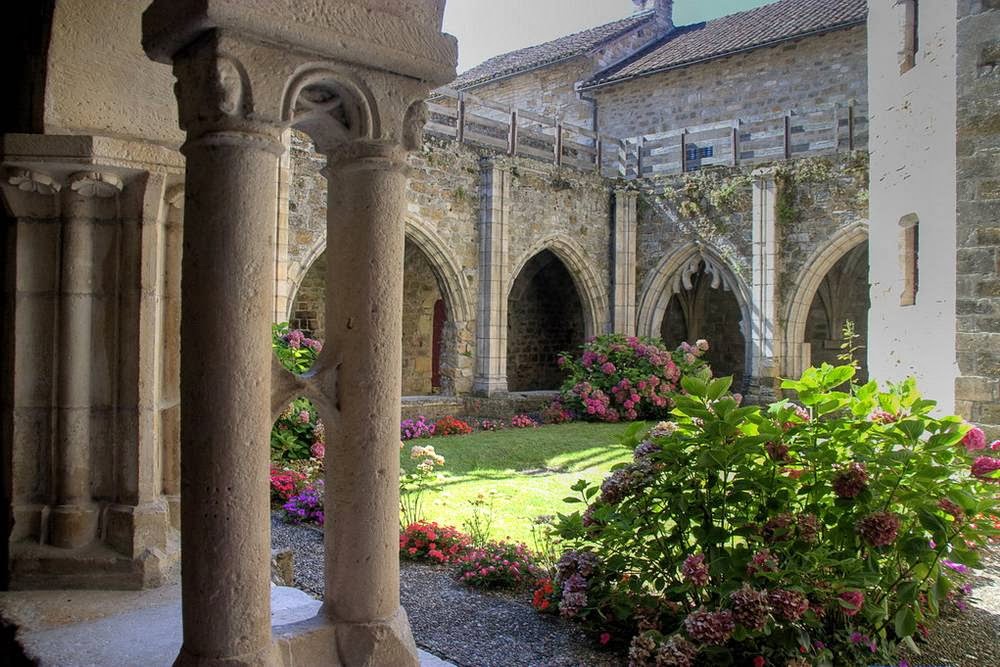 Het kloosterhof van Carennac aan de Dordogne in Frankrijk