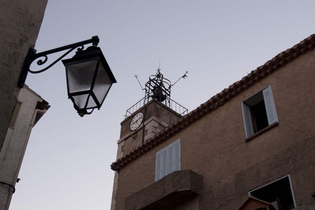 Kerktoren met klok in het Franse dorp Tourtour in de Provence
