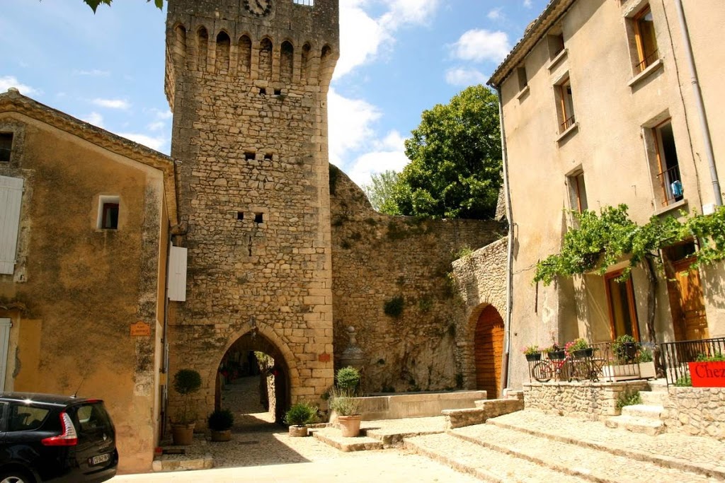 Poort van Montbrun les Bain in de Drome, Frankrijk