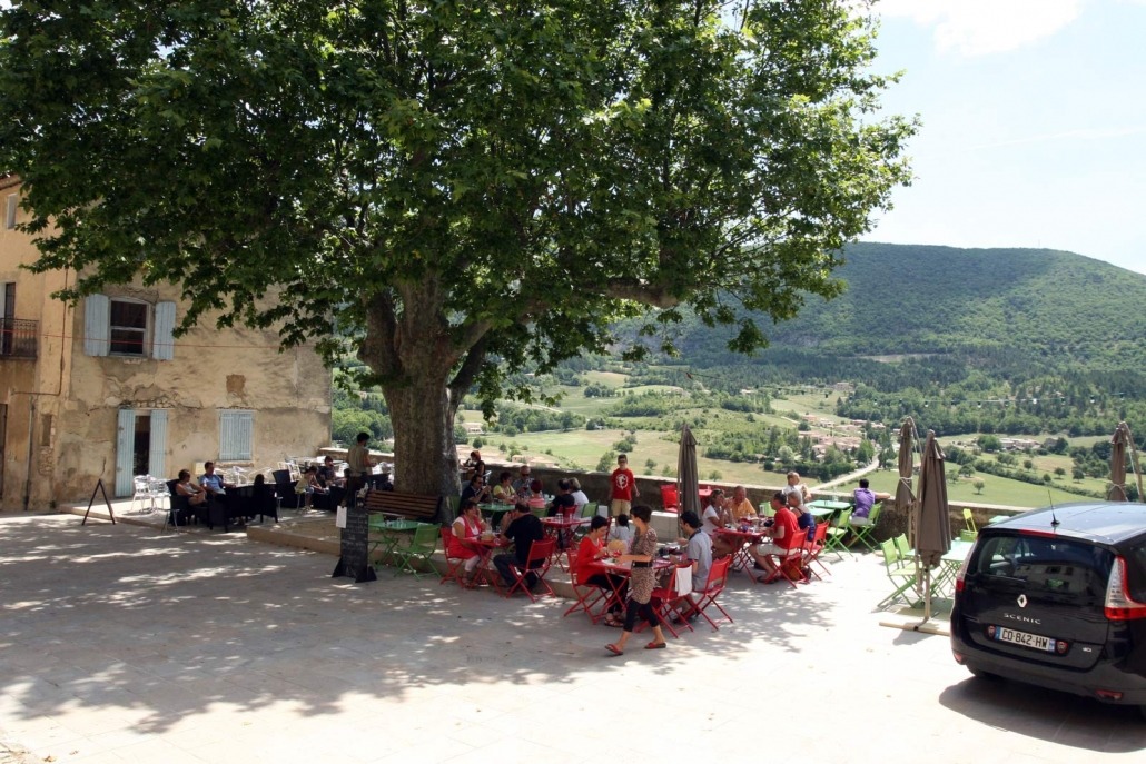 Terras van een restaurant onder een boom in Montburn les Bains in de Drome Frankrijk
