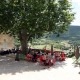 Terras van een restaurant onder een boom in Montburn les Bains in de Drome Frankrijk