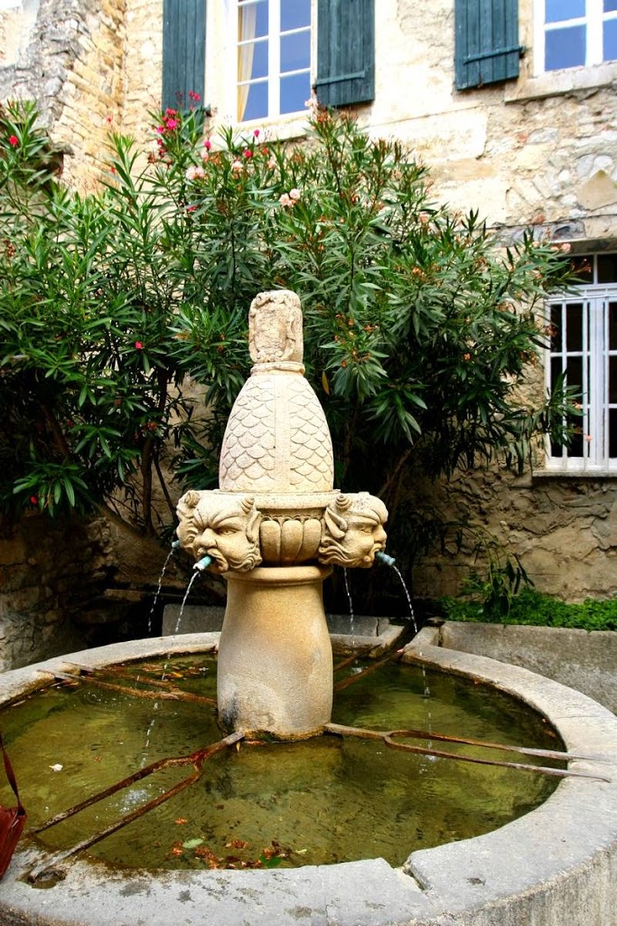 Fontaine des Mascarons in het dorp Séguret, Provence Frankrijk