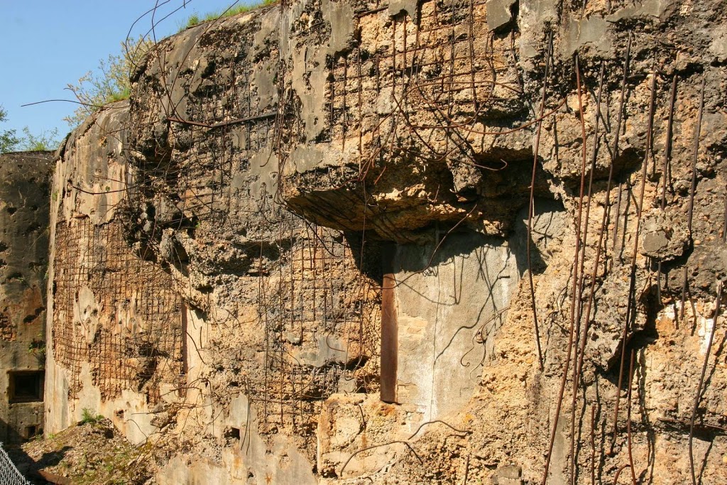 Schade aan het beton van het fort Hackenberg in Frankrijk