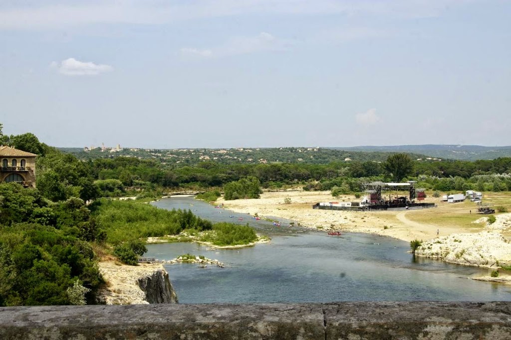 Uitzicht over de rivier Gardon vanaf de Pont du Gard