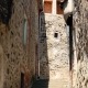 Steegje met trap in Mosset een dorp in het zuiden van Frankrijk