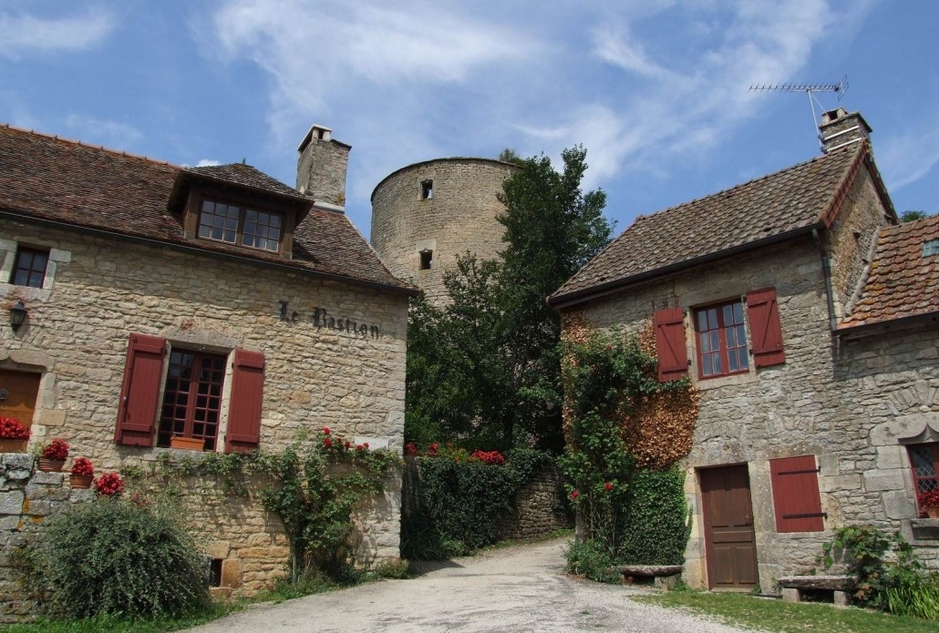 Straatje in het dorp Chateauneuf en Auxois in Bourgondië Frankrijk