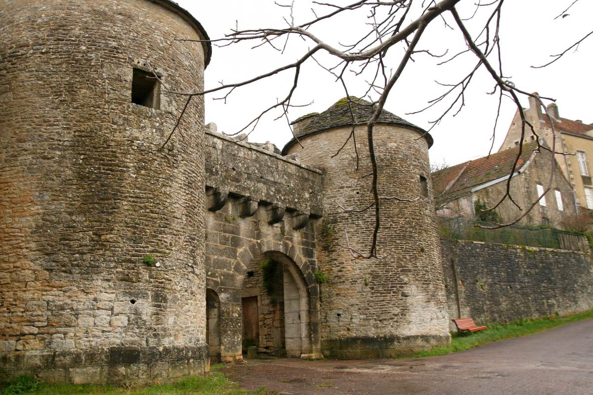 Flavigny-sur-OzerainPorte du Val Bourgondie cotedor Frankrijk dorp