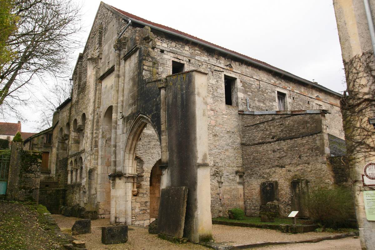 Karolingische apsis ingang Flavigny-sur-Ozerain Bourgondie cotedor Frankrijk dorp