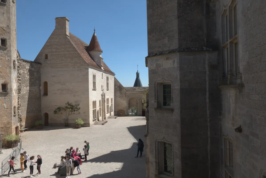 Binnenplaats van het kasteel van Chateauneuf-en-Auxois in Bourgo