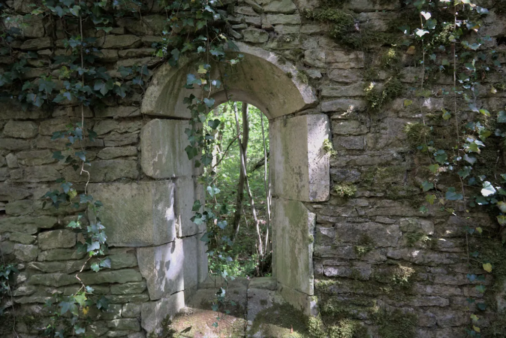 Ruine in het bos nabij Chateauneuf en Auxois