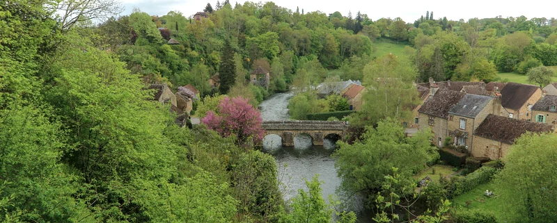 De brug over de rivier Sarthe in Saint-Céneri-le-Gérei in Normandië, Frankrijk