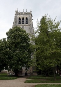 De toren van de abdijkerk van Le Bec-Hellouin in Normandië Frankrijk