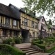 Vakwerkhuizen met hotel in Le Bec-Hellouin in Normandië Frankrijk